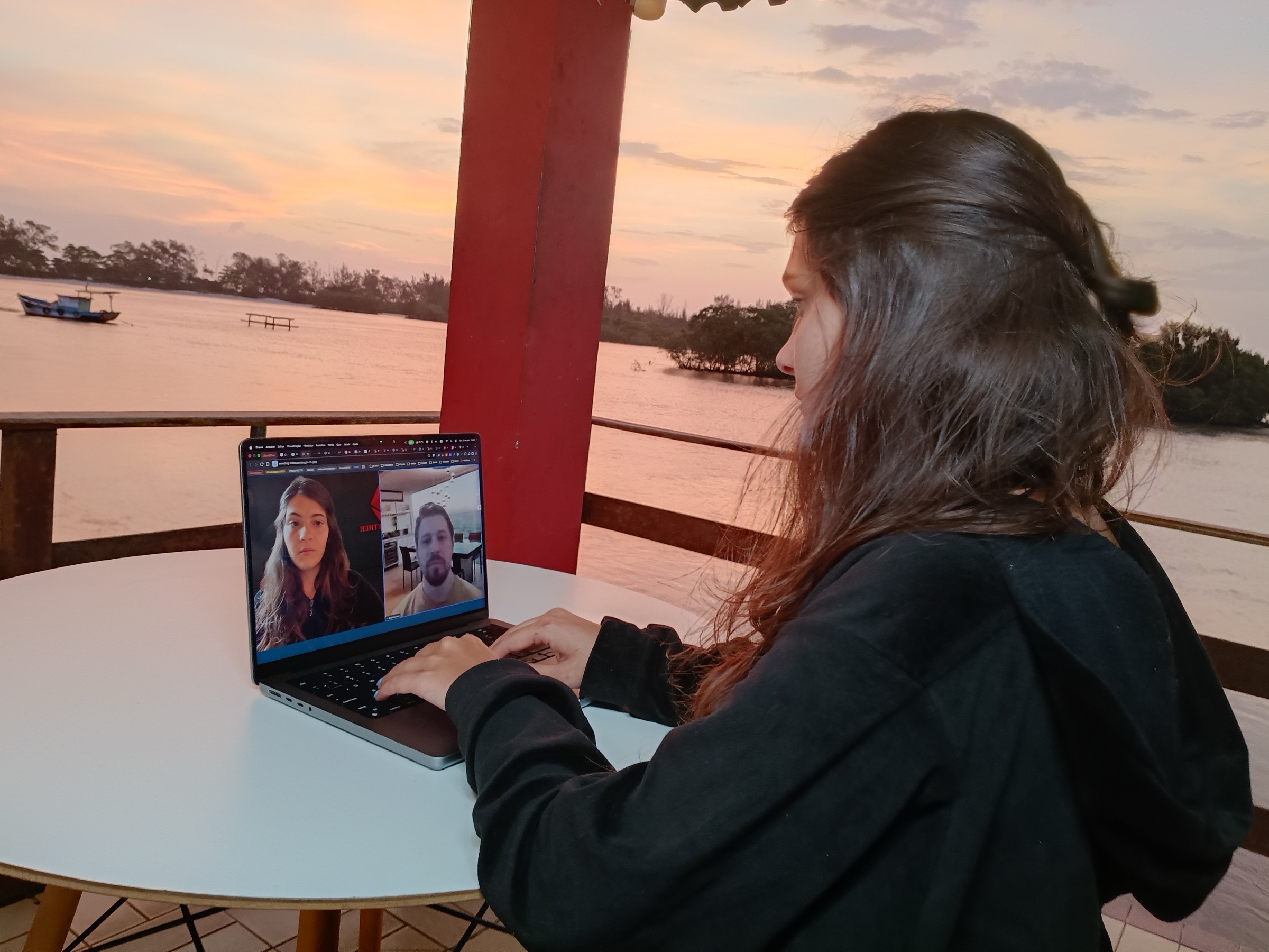 Mulher participando de uma chamada individual com o professor no laptop.